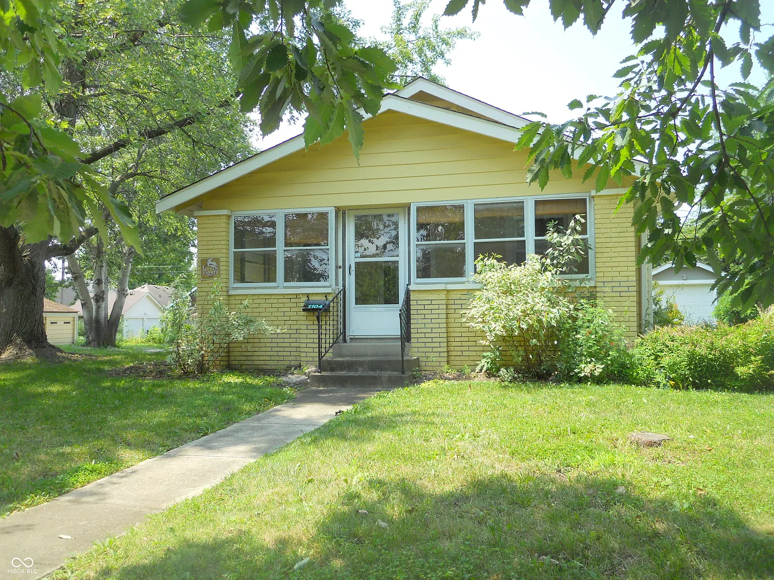1104 N Bosart Ave photo 1