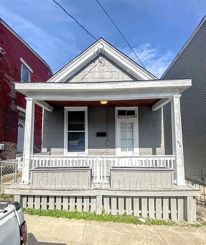 2 bed, 1.0 bath, 984 sqft, $1,597 — Photo 1