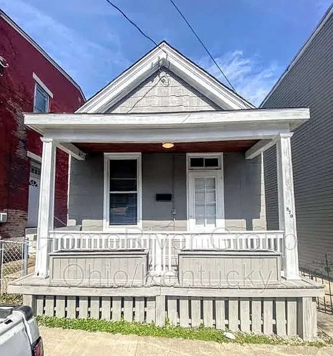 870 Crescent Ave