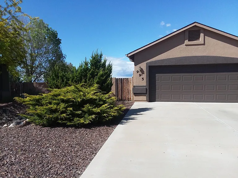 995 Piedmont Ct — Photo 2