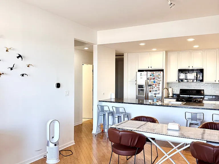 2317 W Wolfram St #413 — Photo 11