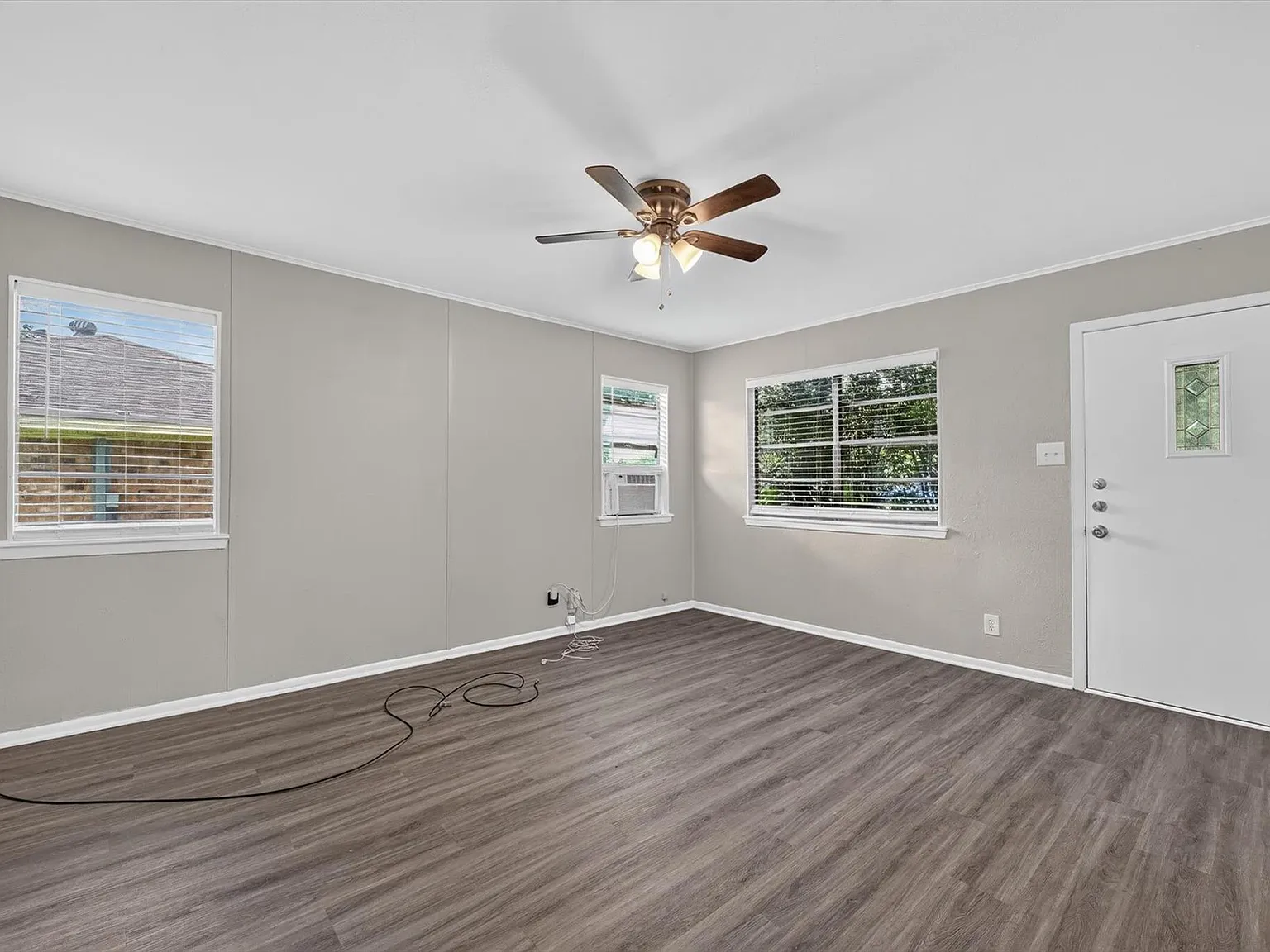 3 bed, 891 sqft, $1,400 — Photo 2