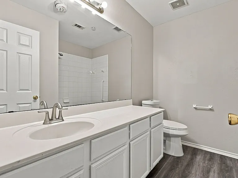 1033 Suffolk Ln — Photo 14