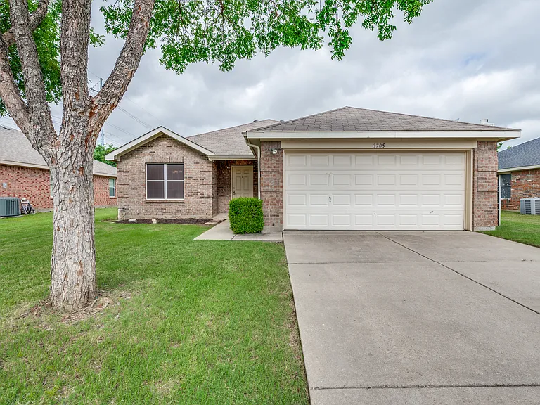 3705 Hermalinda Dr — Photo 2