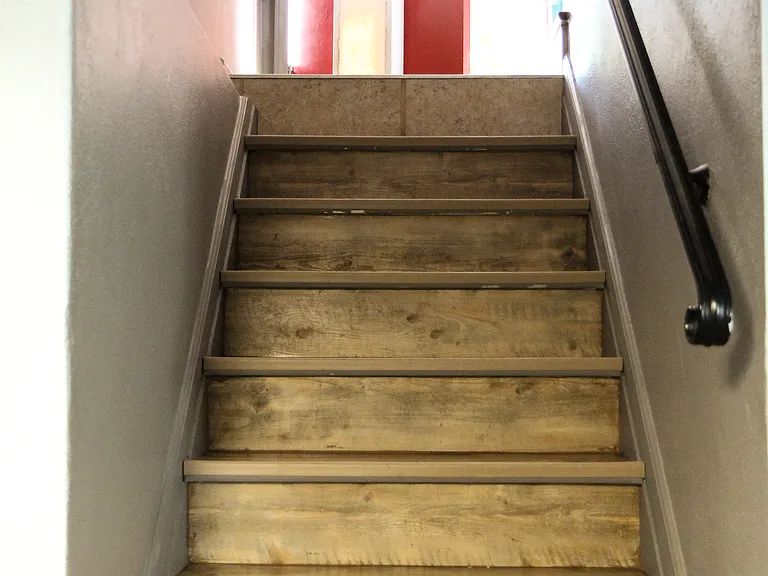 Stairs connecting the first level and the basement level