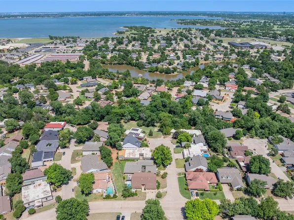 8900 Lansbrook Ln, Oklahoma City, OK 73132