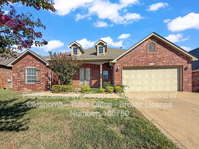 1012 W Fargo Ln
