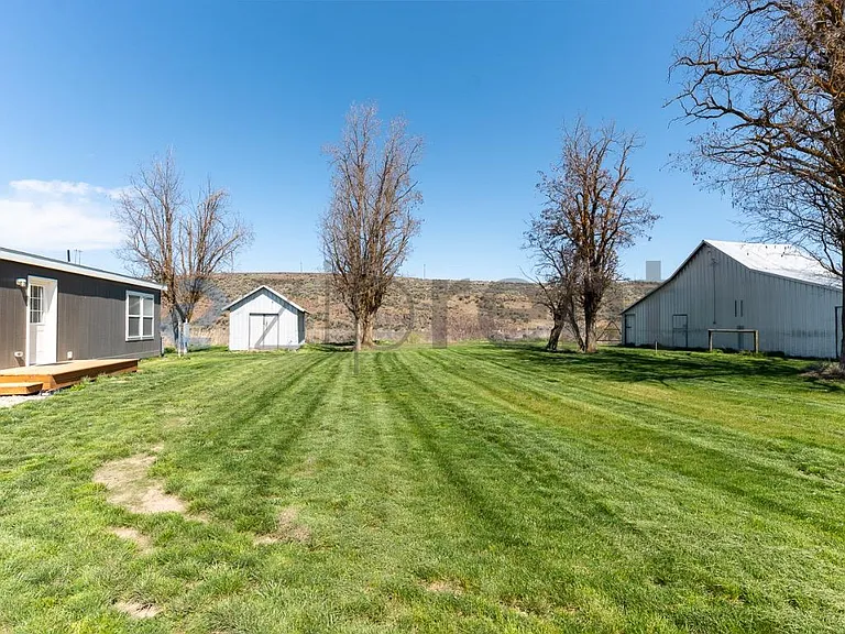 23143 Lowe Rd E — Photo 32