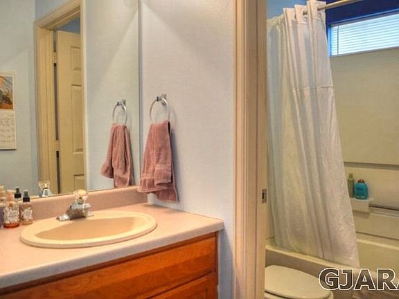 Full Bathtub with shower