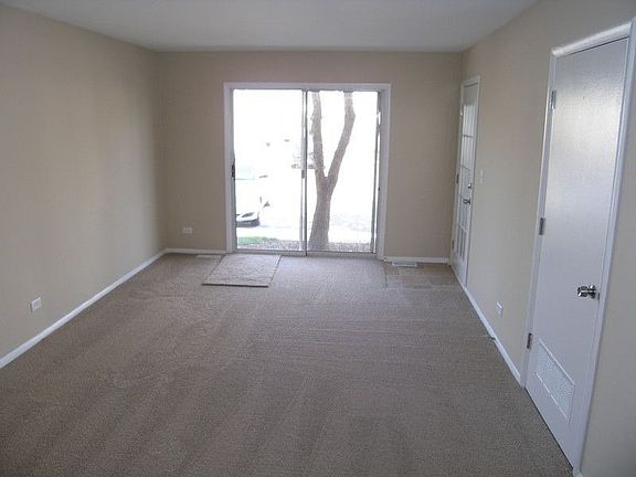 3rd image of 1979 Kenilworth Cir APT A