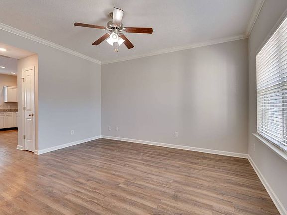 3rd image of 810 Staten Dr