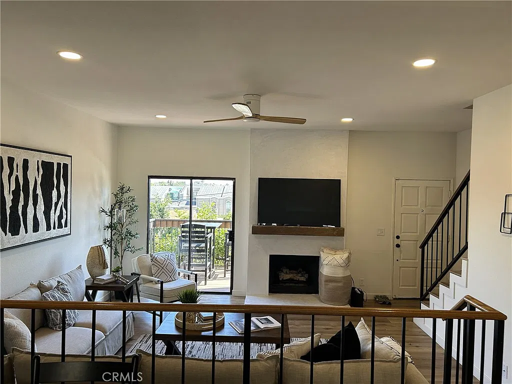 2 bed, 1.5 bath, 1132 sqft, $3,400 — Photo 3
