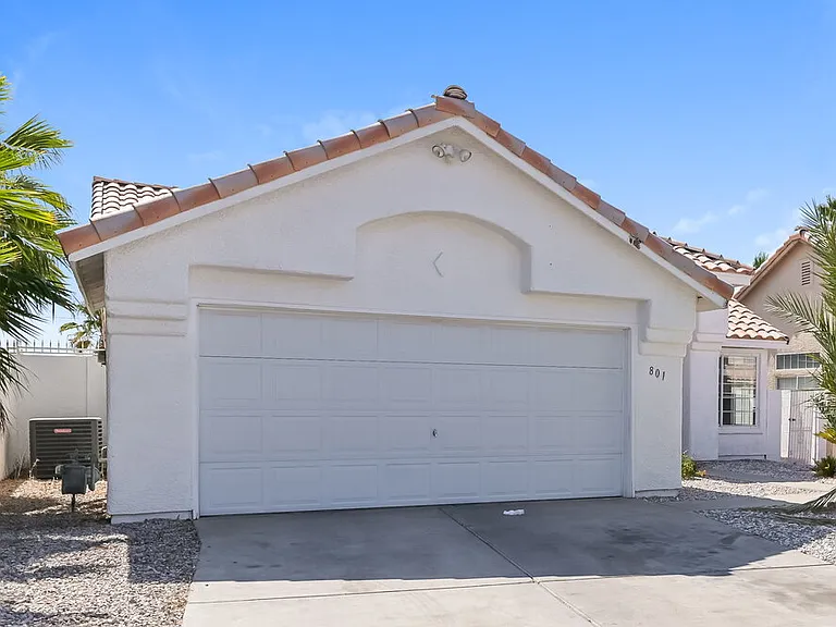 801 Zinnia Cir — Photo 3