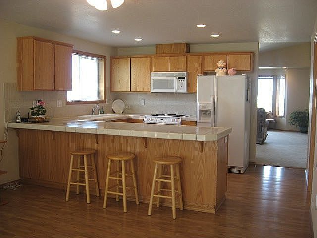 OPEN SPACIOUS KITCHEN