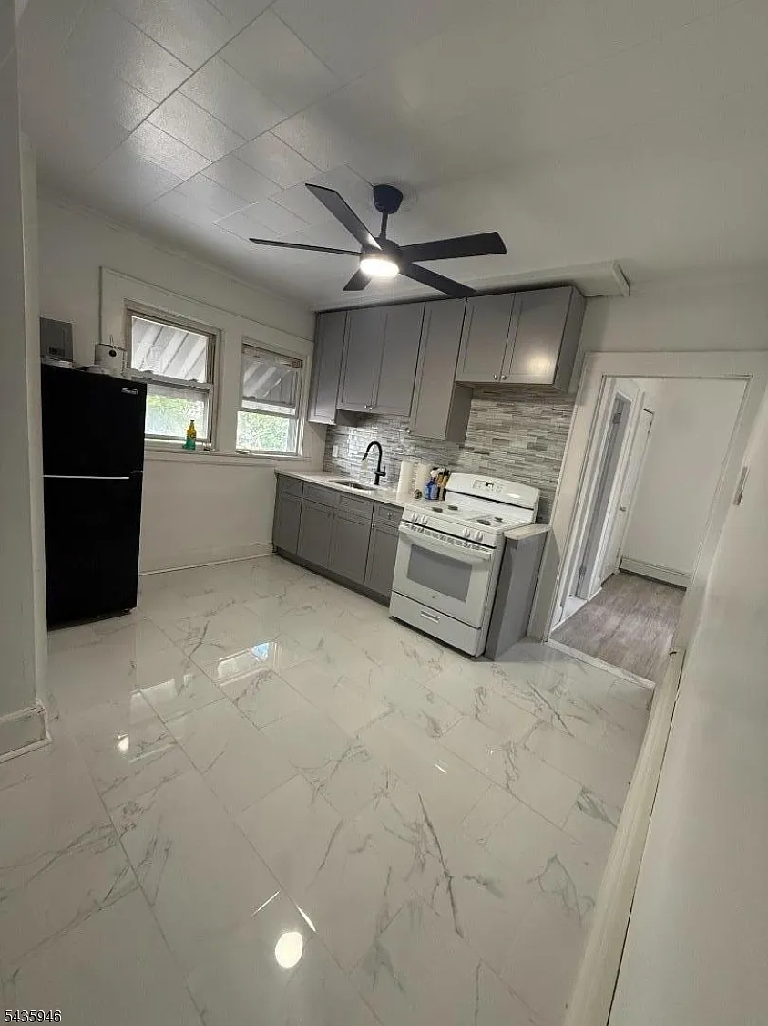 2 bed, 1.0 bath, 700 sqft, $1,900 — Photo 1