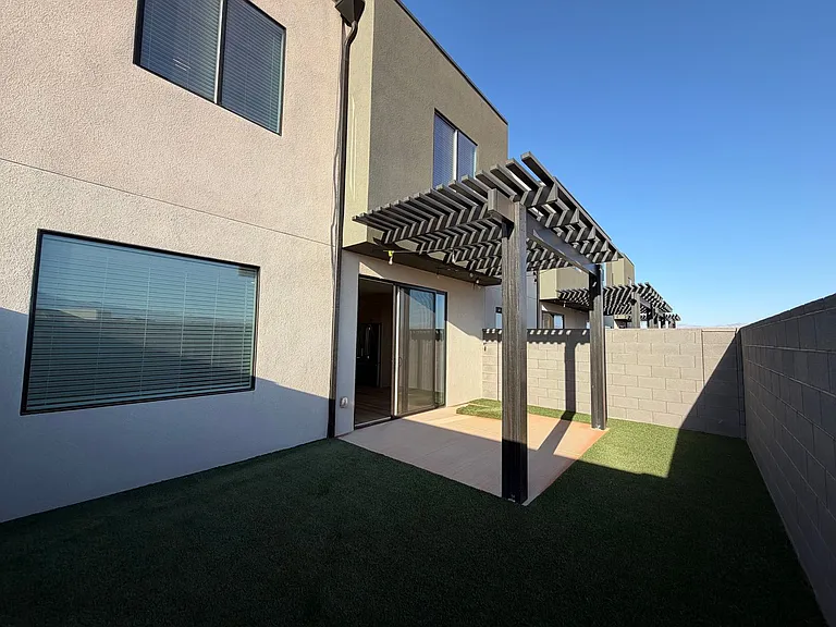 608 E Hemsworth Ln — Photo 16