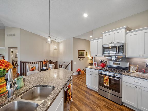 5th image of 308 NE Pinehurst Cir