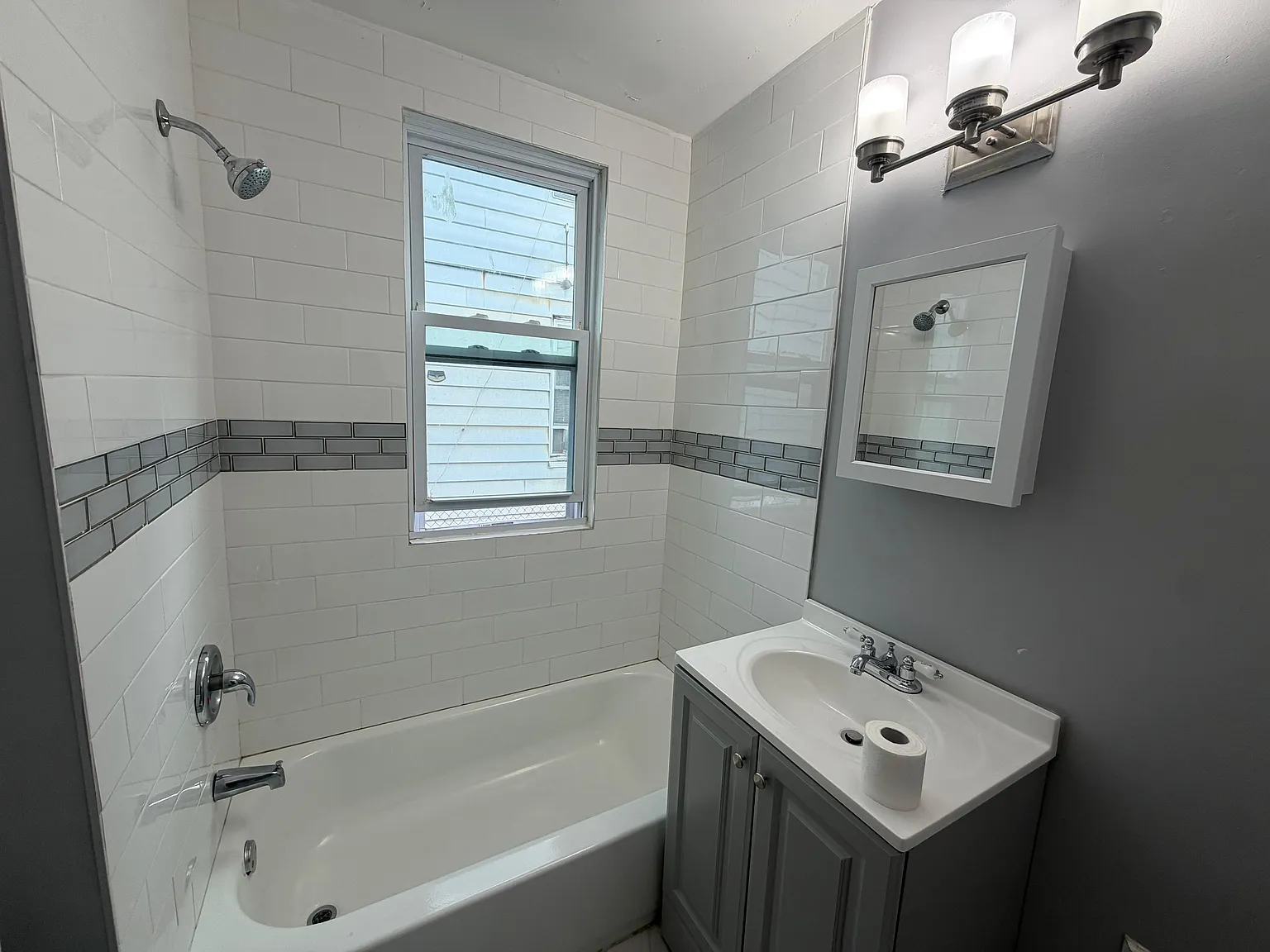 3 bed, 2400 sqft, $2,200 — Photo 2