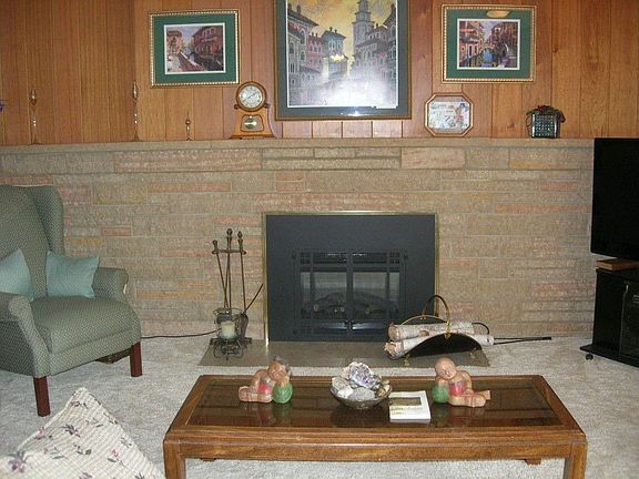 Living room with electric heat producing fireplace