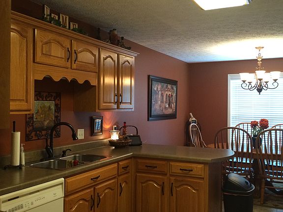 Kitchen w/eat-in & bar 