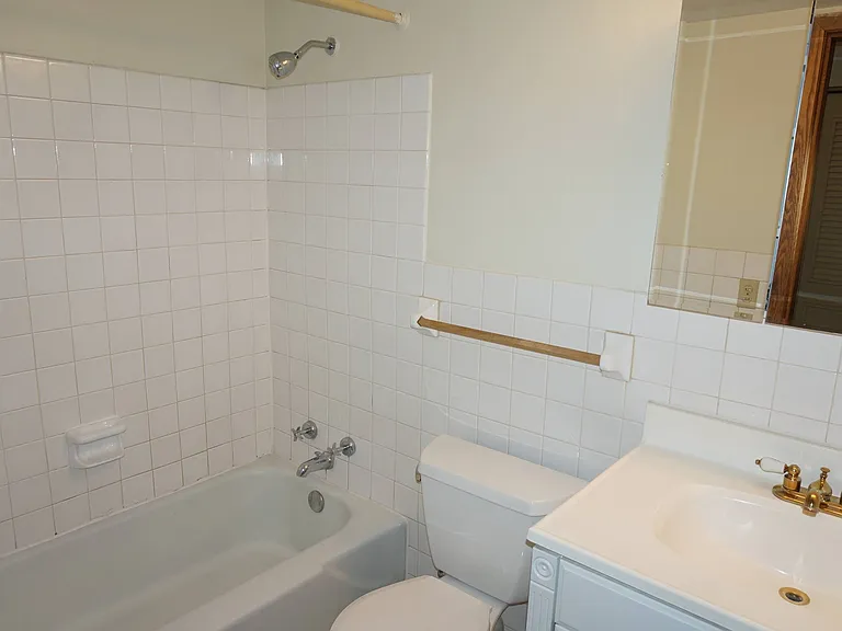 Como Lakes Apartments — Photo 36