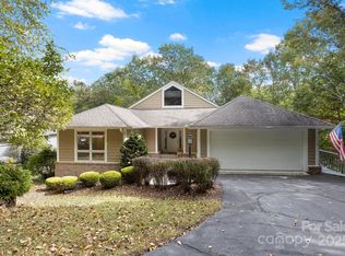 320 Dawnbrook Dr, Flat Rock, NC 28731