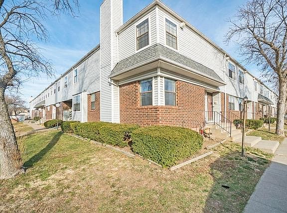 3rd image of 9578 W 87th St