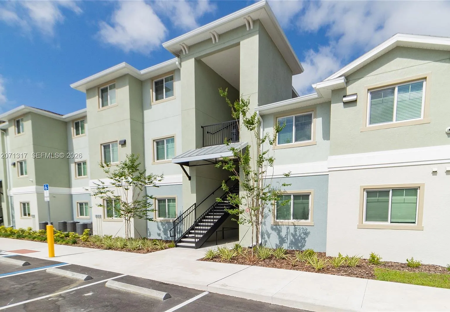 3 bed, 2.0 bath, 1224 sqft, $1,572 — Photo 1