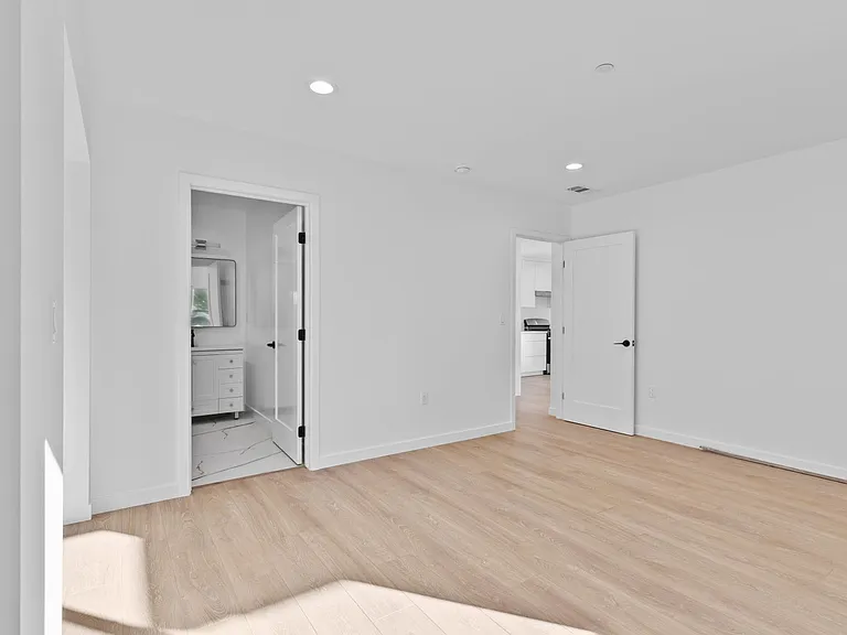 6842 Cedros Ave — Photo 20
