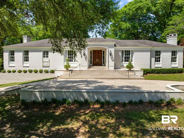 118 Pinebrook Dr E, Mobile, AL 36608
