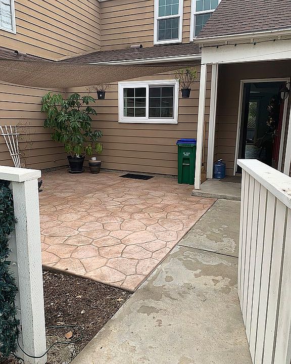 Lrg fenced courtyard