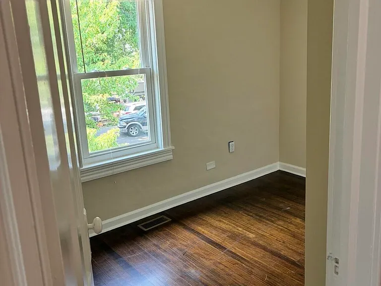 124 Wilson Ave — Photo 9