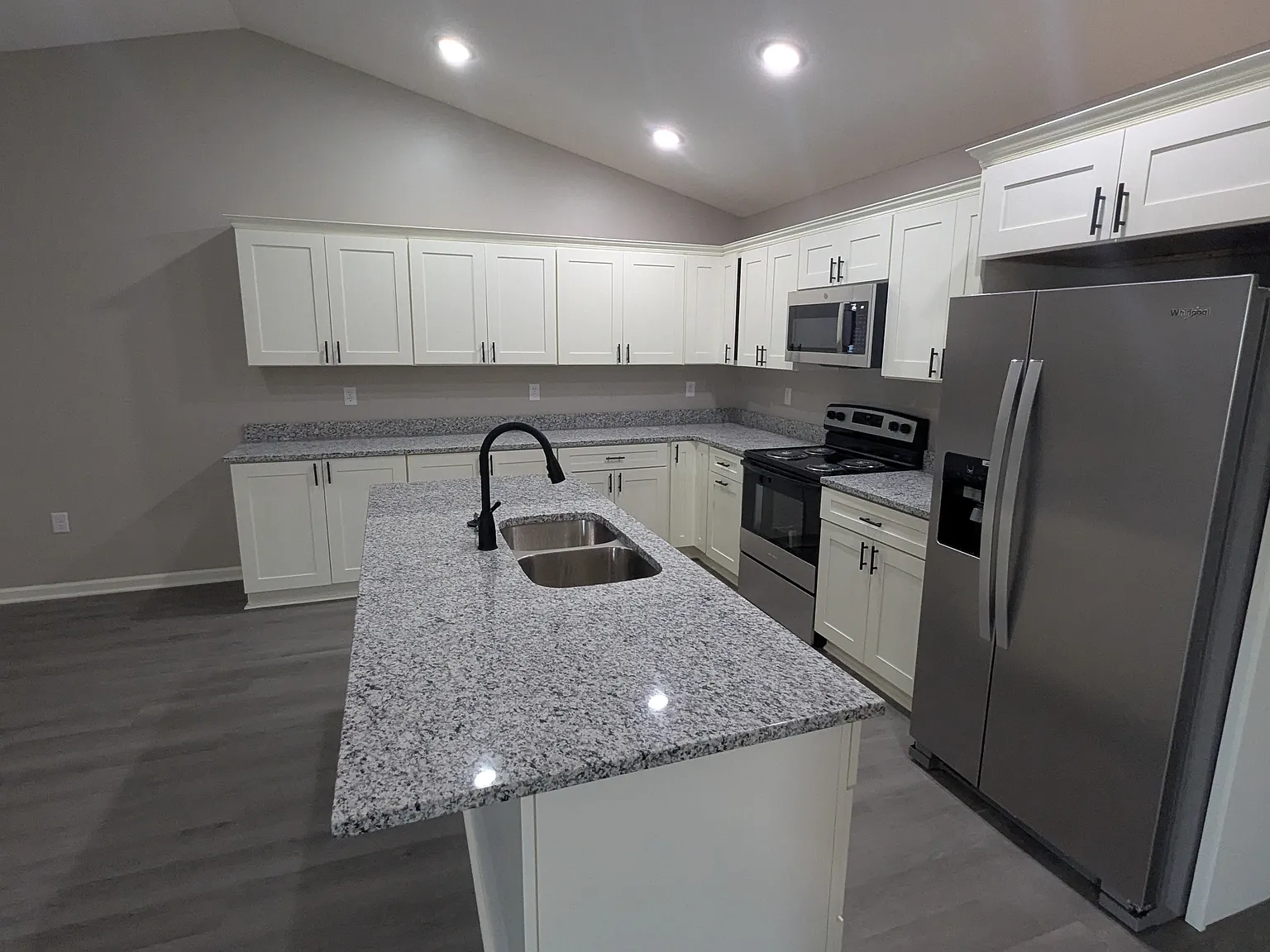 5 bed, 2400 sqft, $2,195 — Photo 4
