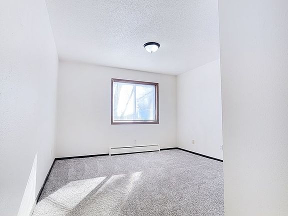 5th image of 904 Thomas Ave NE #9