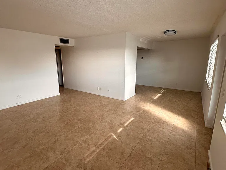 163 Somerset Cres #H — Photo 4