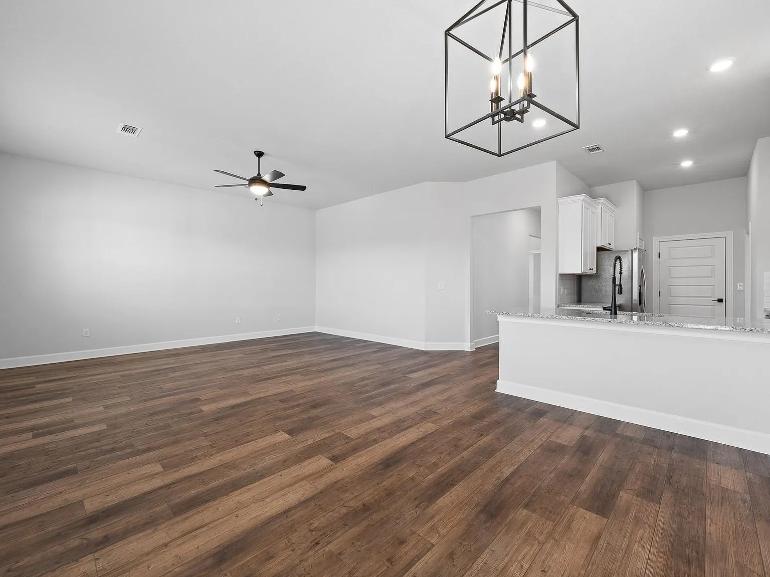 3 bed, 2.0 bath, 1403 sqft, $2,900 — Photo 3
