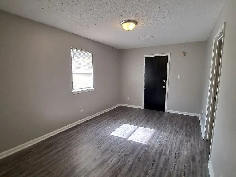 2717 Carnes Ave — Photo 2