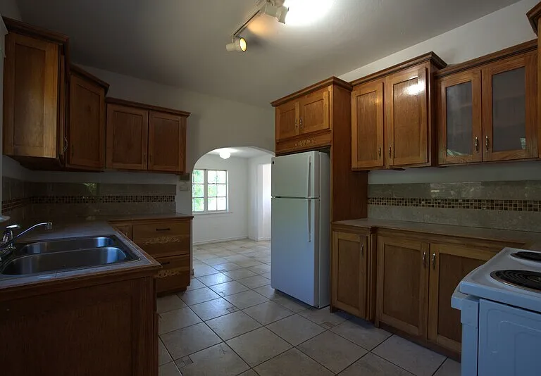 2406 E Columbia St — Photo 8