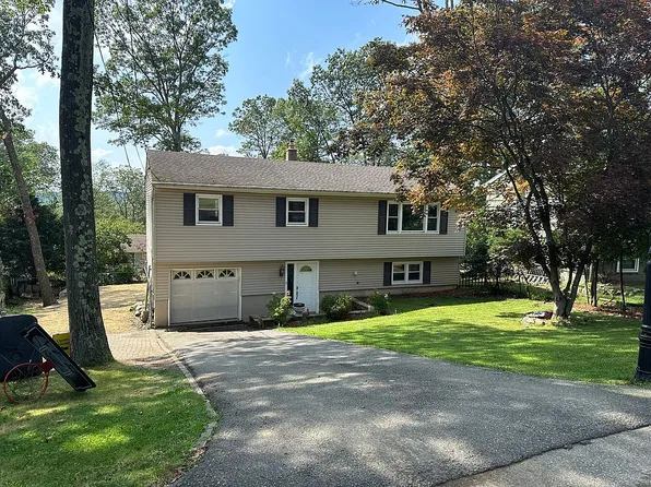 17 Normandy Cir, Hopatcong, NJ 07843