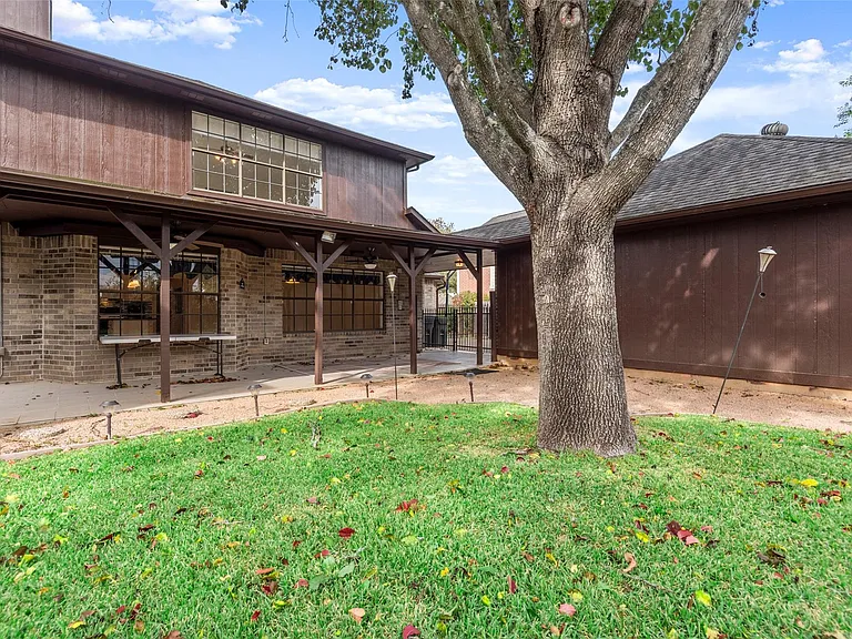 2415 Parkwood Ln — Photo 35