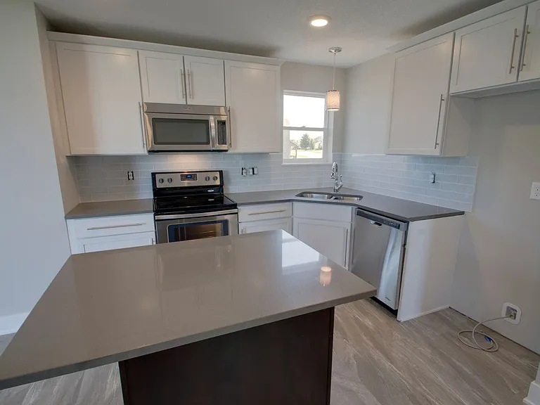 260 SE Waco Pl — Photo 3