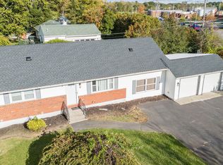 3 Longmeadow Dr, Delmar, NY 12054