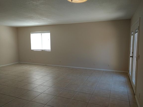 Large open area great room for entertaining