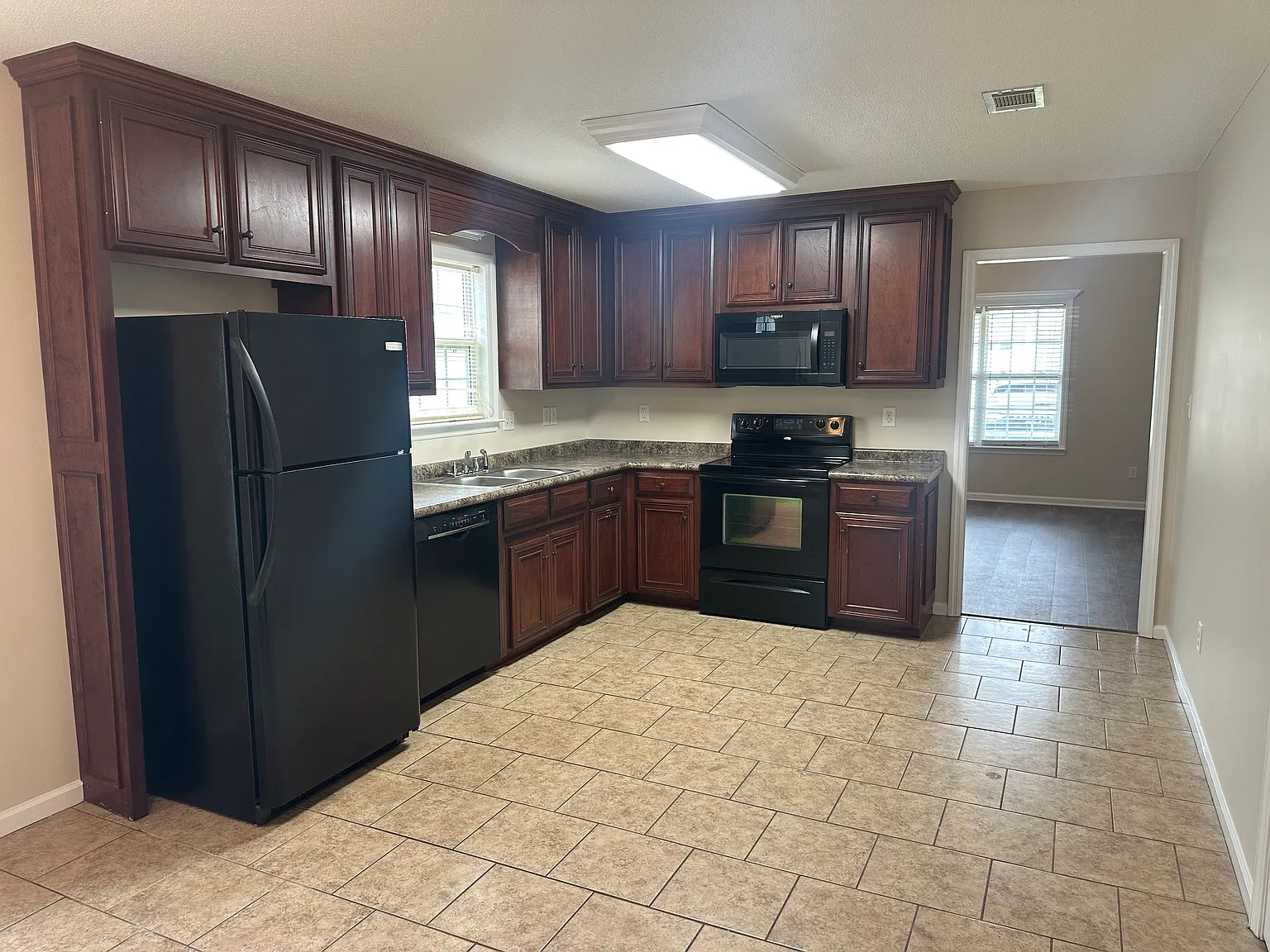 3 bed, 1304 sqft, $1,450 — Photo 4