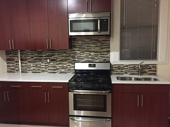 4th image of 555 Hempstead Tpke