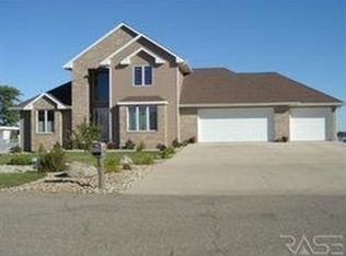 106 Woodland Dr, Madison, SD 57042