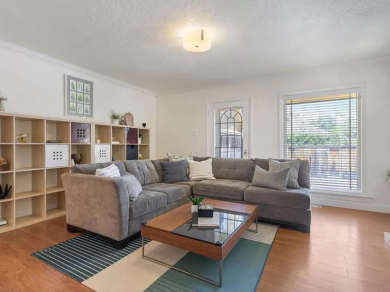 945 Marion Way — Photo 2