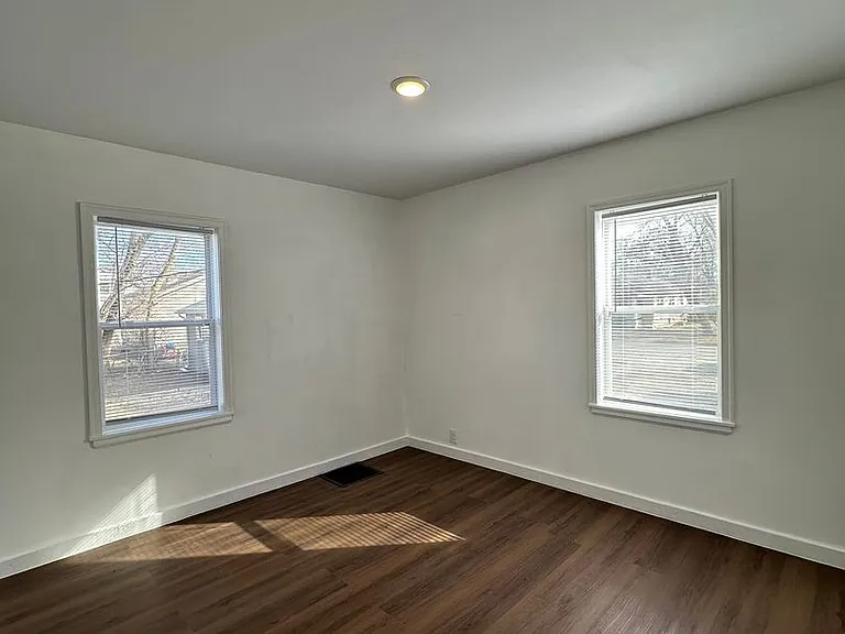 1404 W Bethel Ave — Photo 27