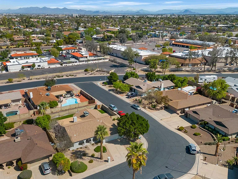 2116 E Laguna Dr — Photo 25