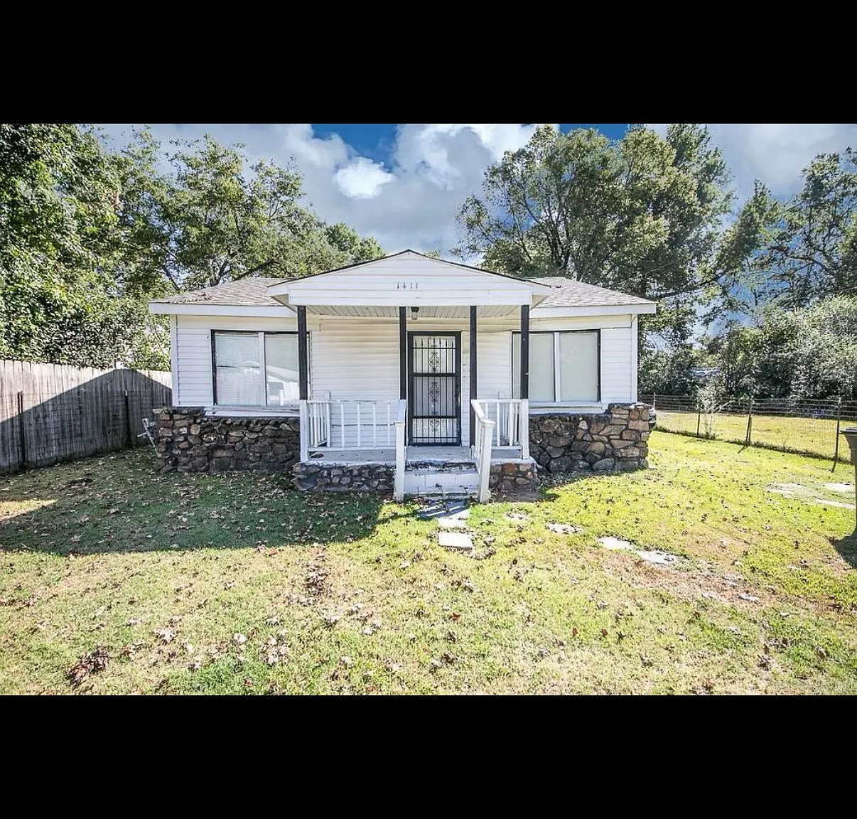3 bed, 936 sqft, $575 — Photo 1